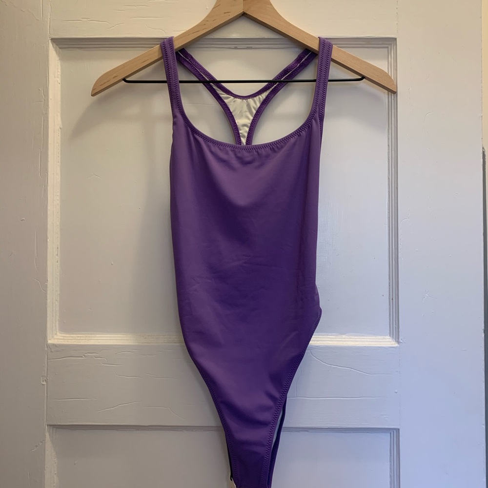 SOLID & STRIPED ‘THE ROBIN’ IN PURPLE